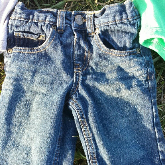 Bundle: fleece-lined jeans and two onesies - Picture 4 of 4